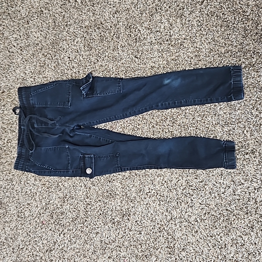 Black cropped cargo pants